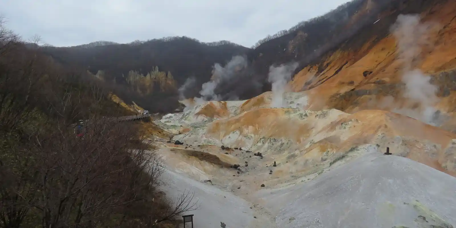 Is Noboribetsu Worth It, or Just a Steaming Valley You Photograph and Leave?