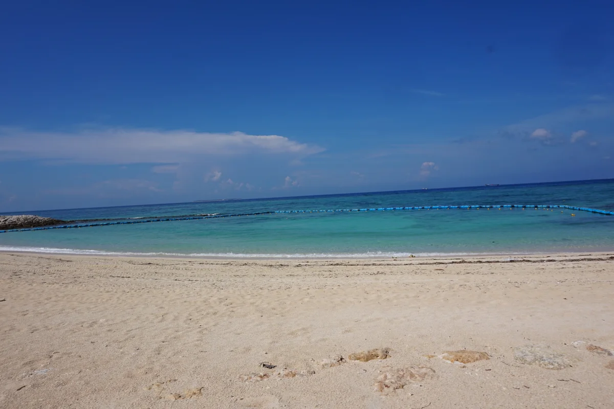 Emerald Beach, en el Parque Expo Oceánico, la zona costera gratuita justo al lado del Acuario de Churaumi