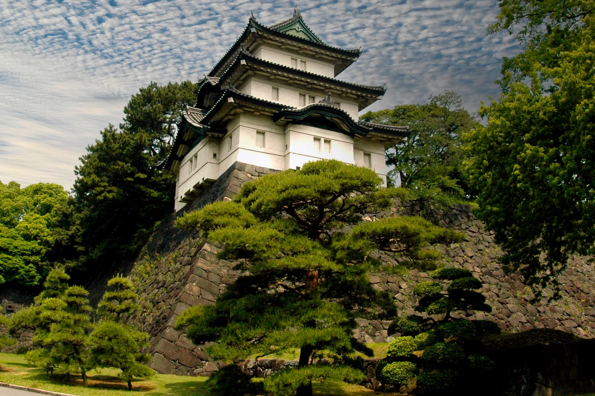 La torre de vigilancia Fujimi-yagura elevándose sobre su base de piedra, una de las pocas estructuras de la era Edo que aún se ven en la visita general