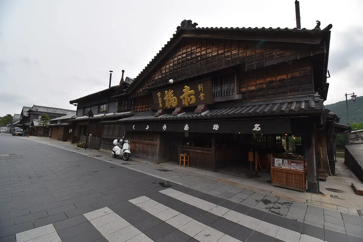 Gold lettering on a dark wooden facade: the long-established Akafuku teahouse on the stone-paved street at Ise