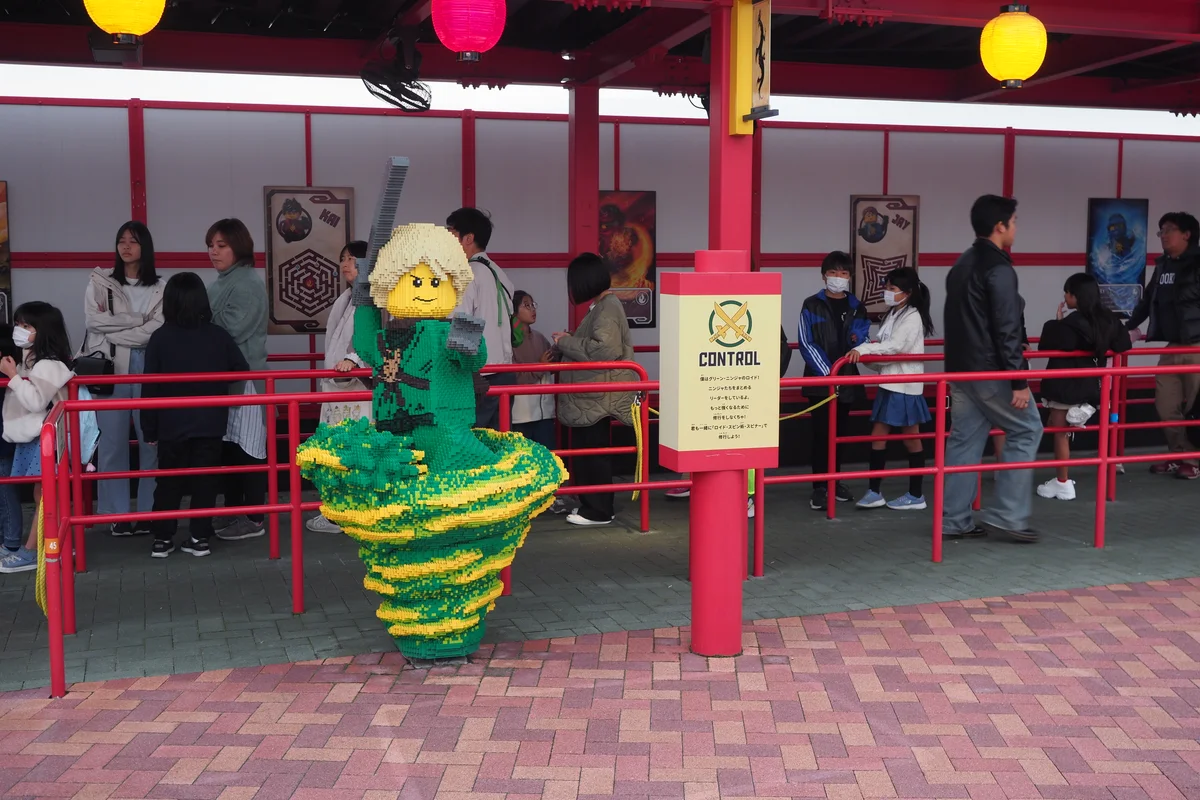 การจัดแสดงมินิฟิกเกอร์เลโก้ที่โซน Lego Ninjago World ของ LEGOLAND Japan ซึ่งเป็นที่ตั้งของเครื่องเล่นยอดนิยมที่สุดของสวนสนุก
