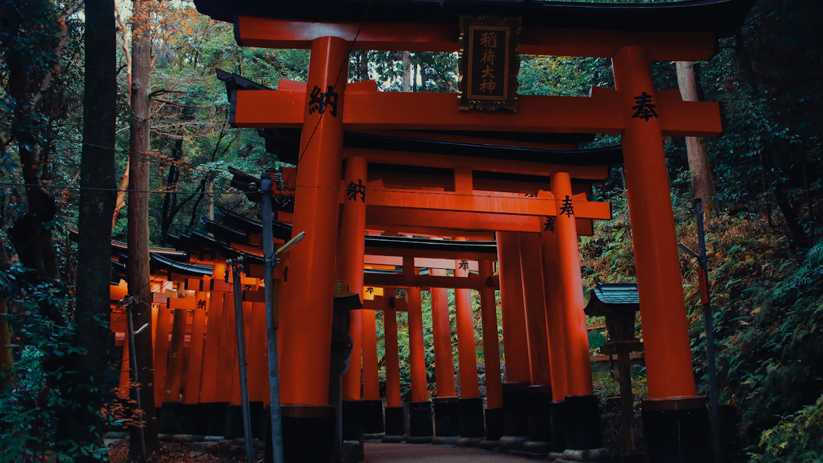 伏見稻荷林間山路上的小鳥居和私人神社