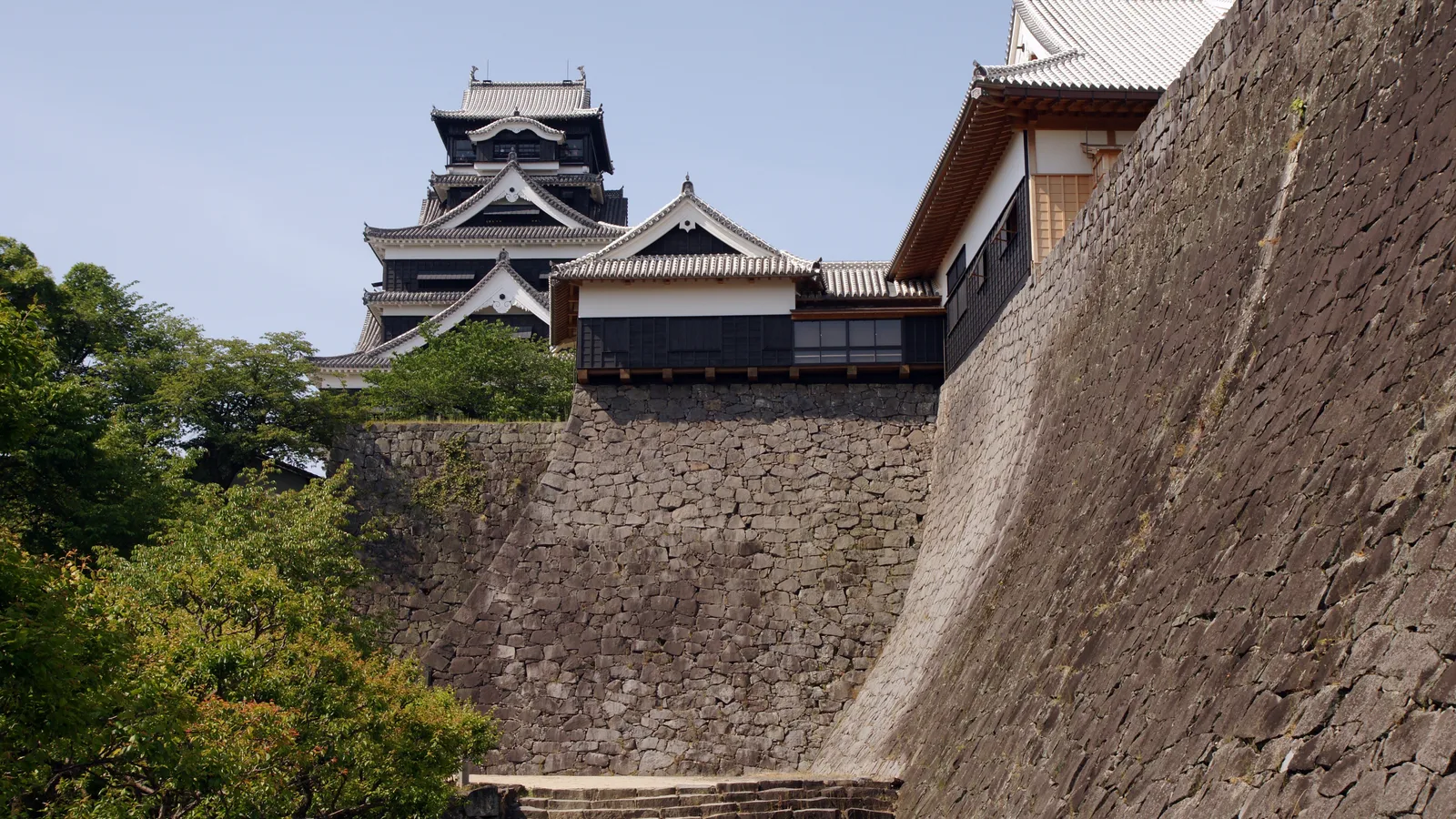 Il castello di Kumamoto — una fortezza che rinasce, una pietra numerata alla volta