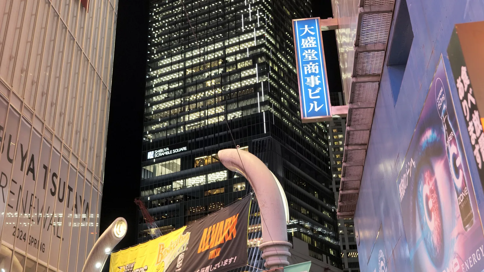 夜晚澀谷中央街（Center-Gai）的霓虹招牌