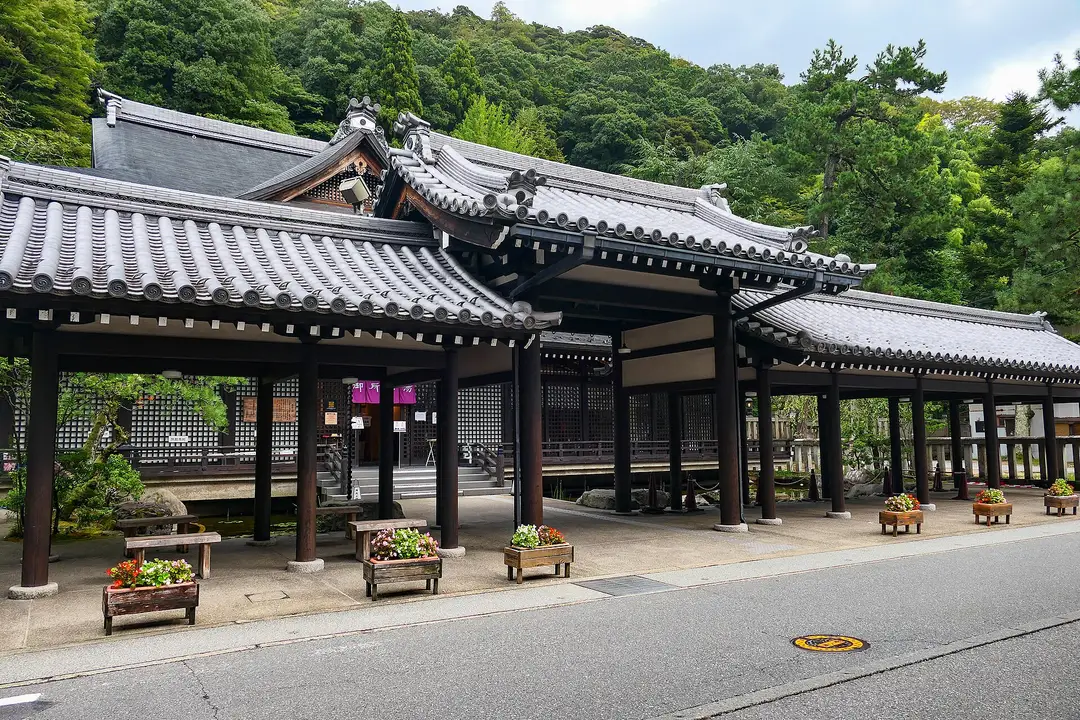 The tiled roofs and wooden colonnade of Goshono-yu, one of Kinosaki's public bathhouses